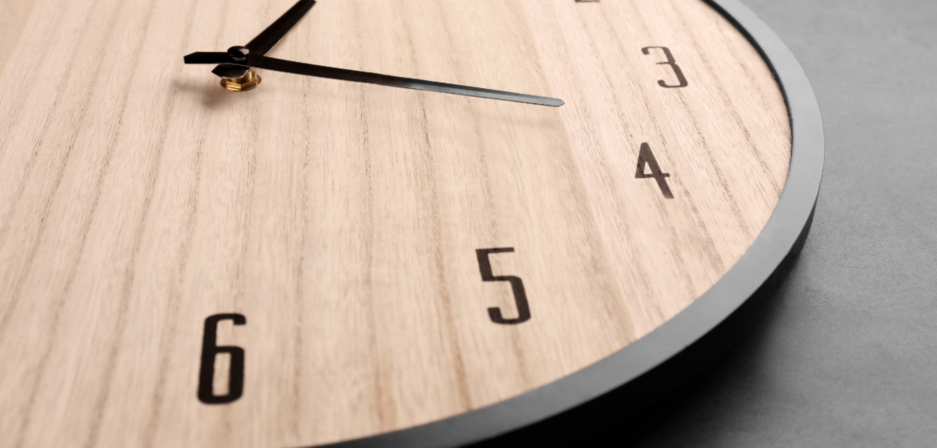 L’horloge bois : l’allié naturel de votre décoration intérieure