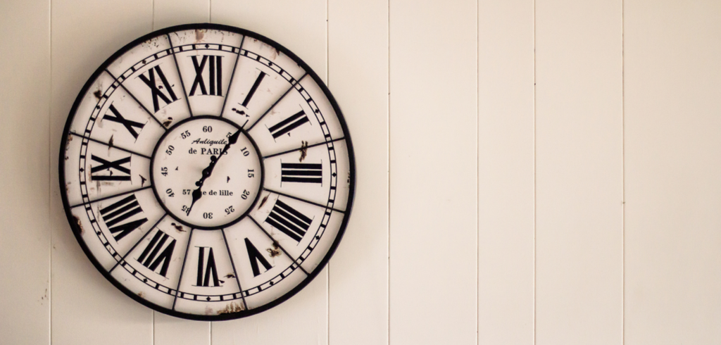 Horloge chiffre romain : élégance et mystère du chiffre IV