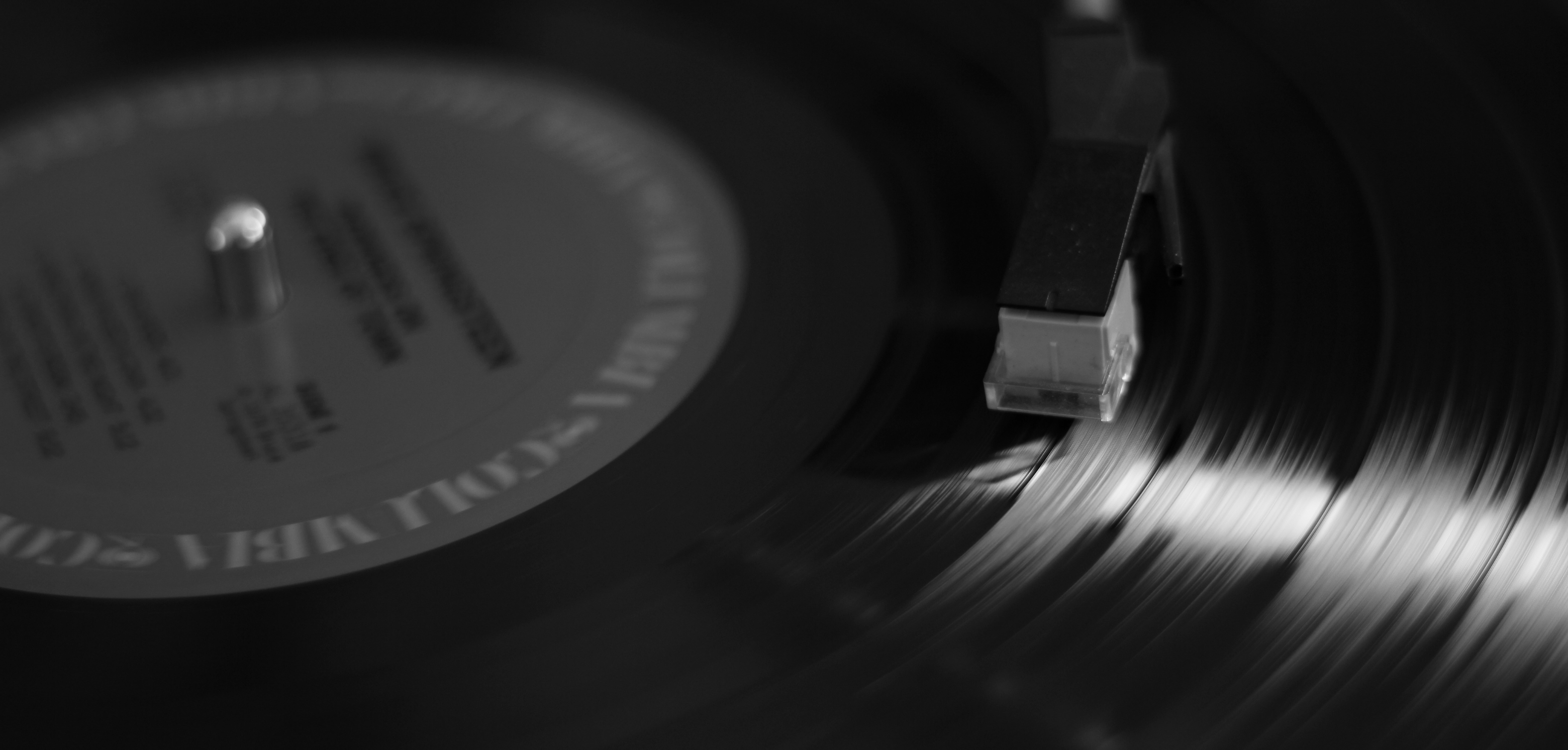 Horloge vinyle : l'accessoire déco vintage qui fait sensation