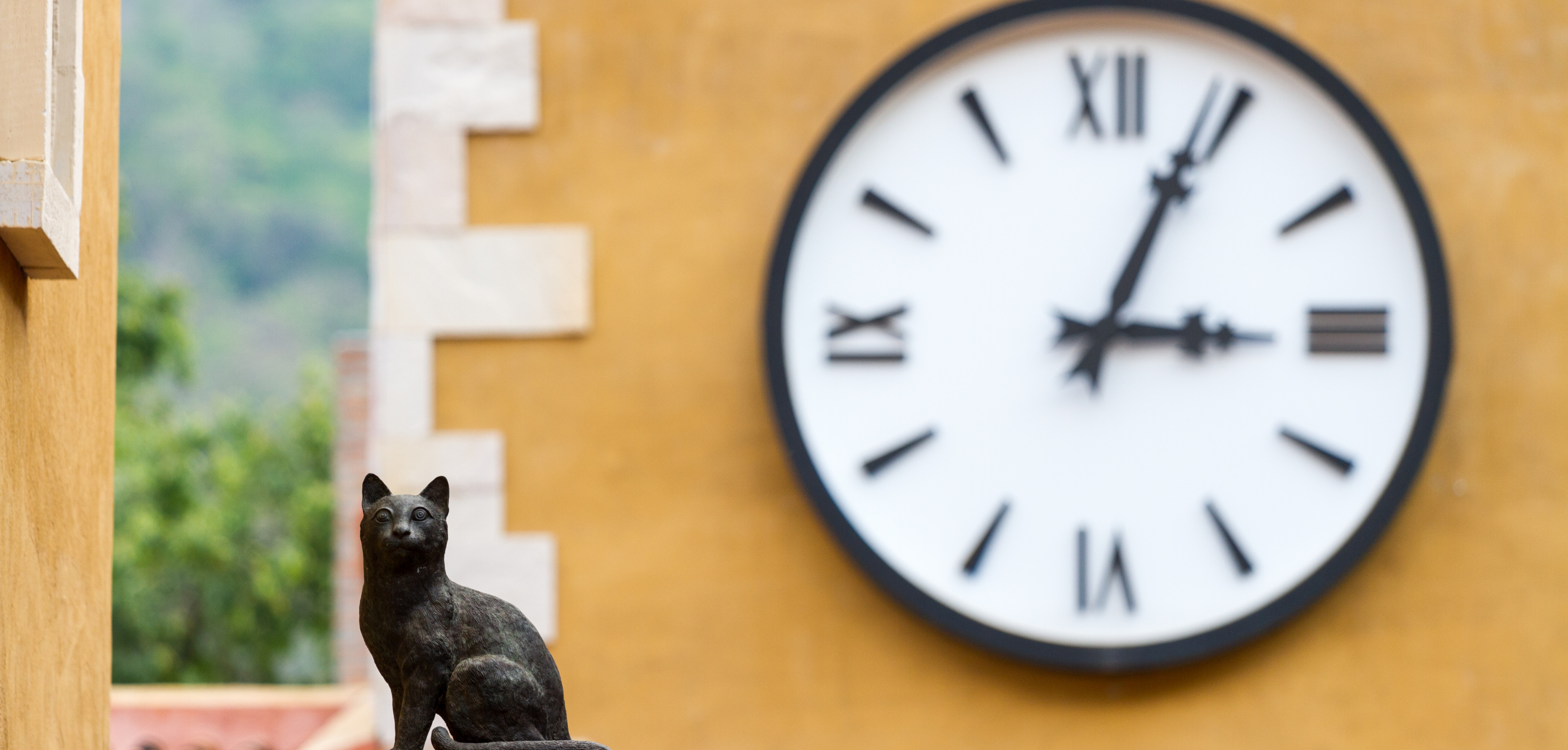 Pourquoi choisir une horloge chiffre romain pour votre décoration intérieure ?